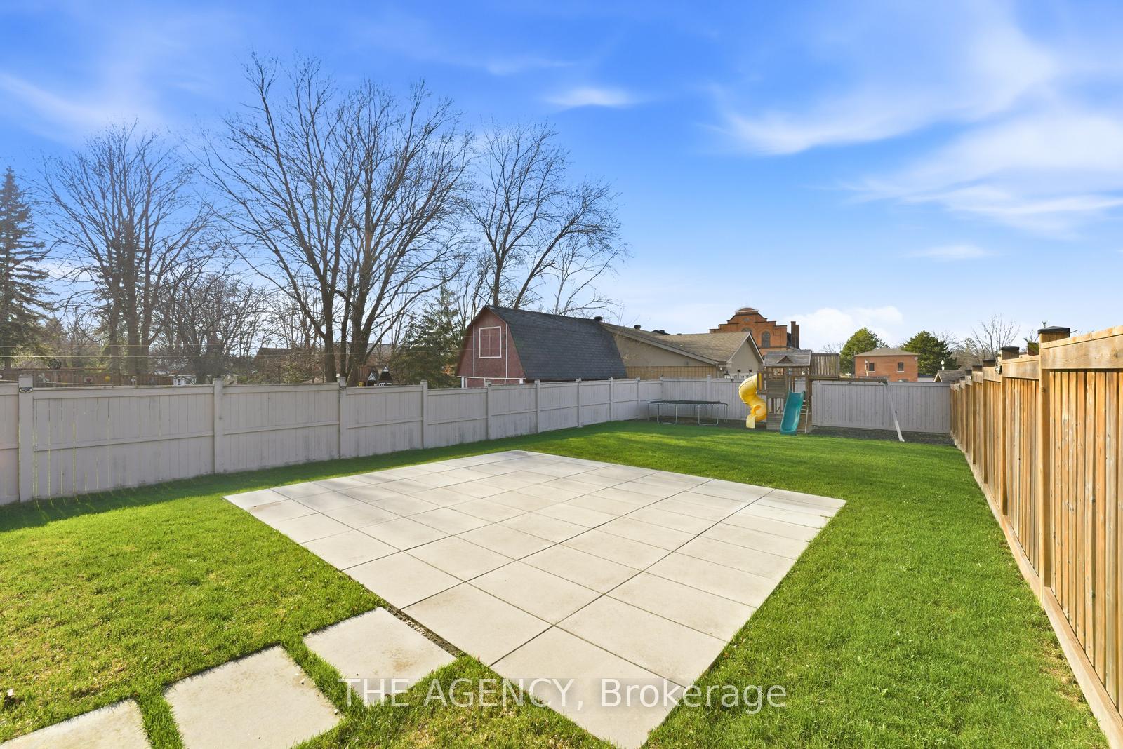 10 Maple Avenue W