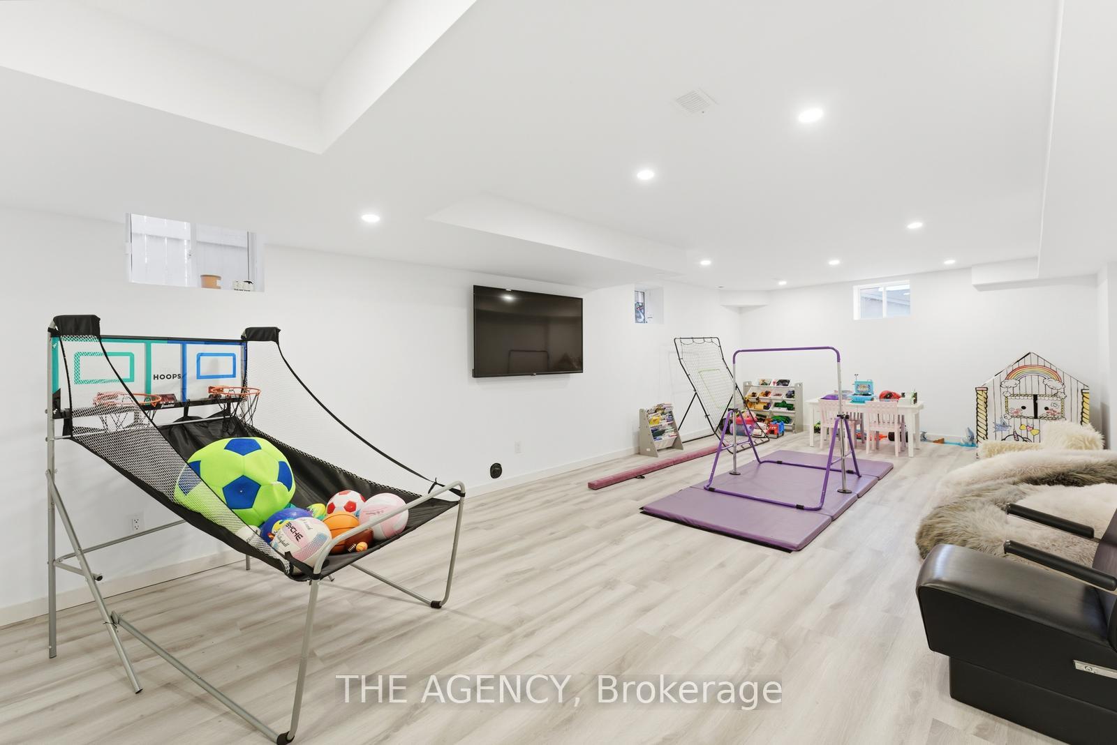 10 Maple Avenue W
