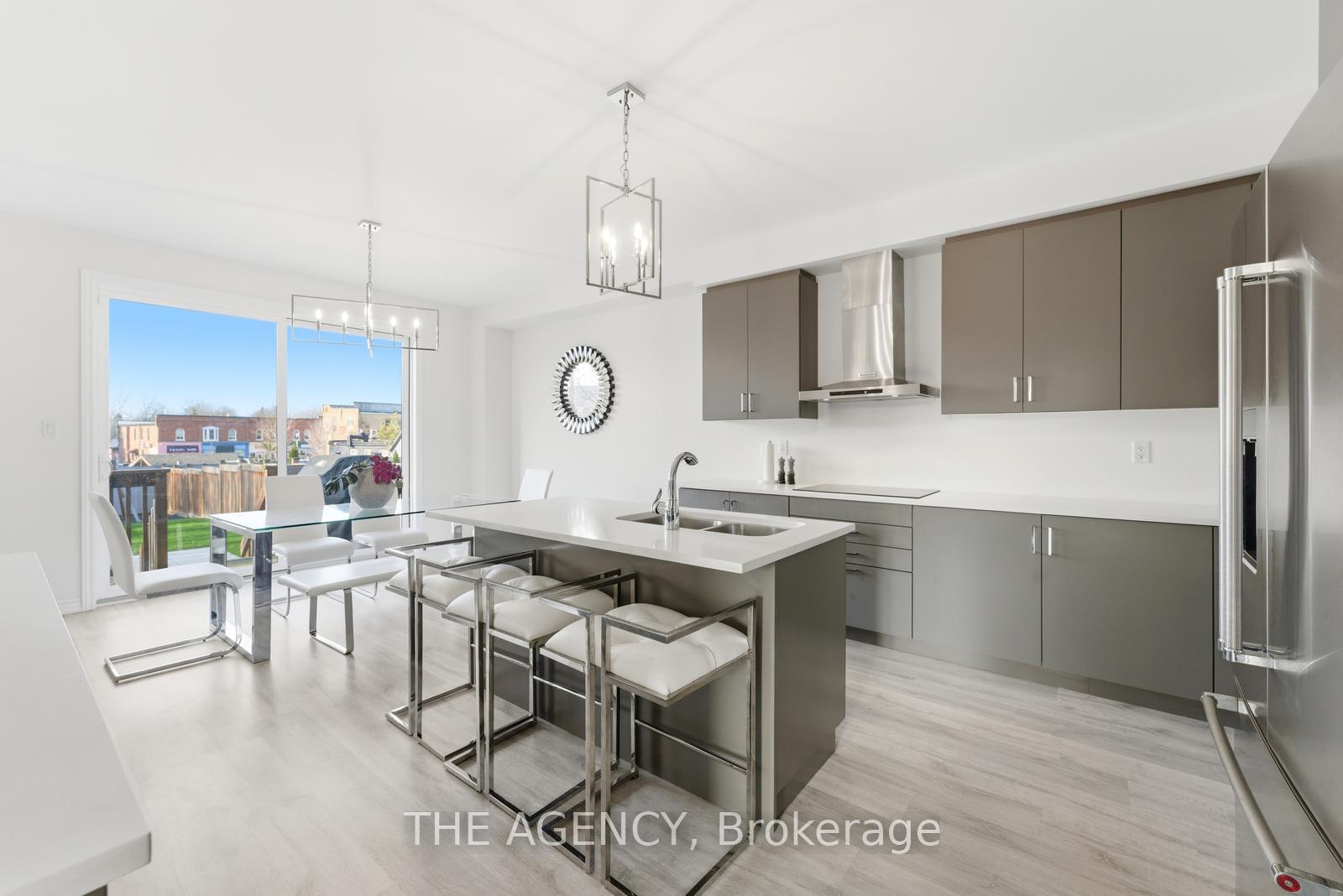 10 Maple Avenue W