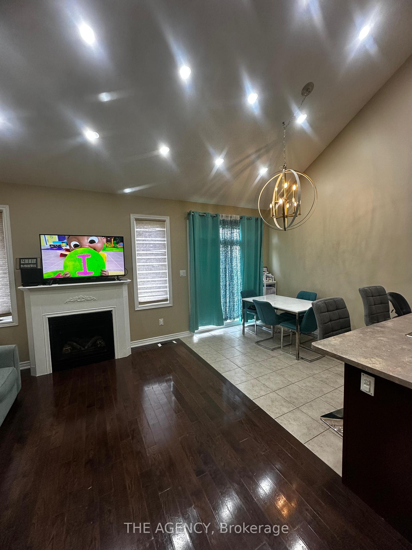 326 Chandler Crescent Upper
