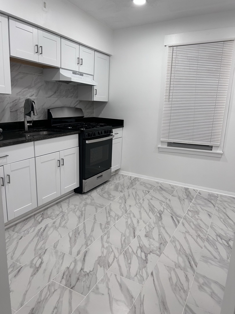 8152 S Escanaba Avenue Unit: 1