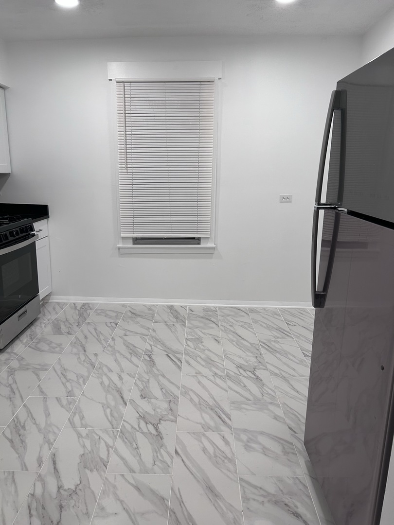 8152 S Escanaba Avenue Unit: 1