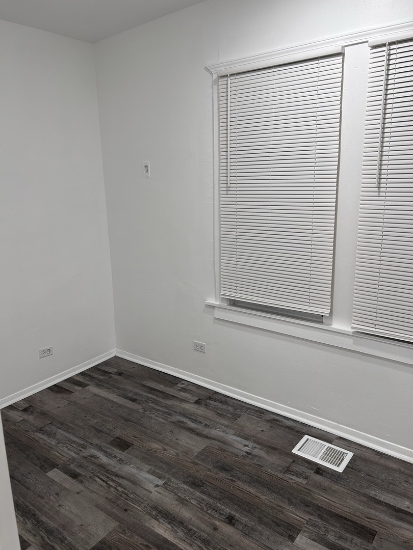 8152 S Escanaba Avenue Unit: 1