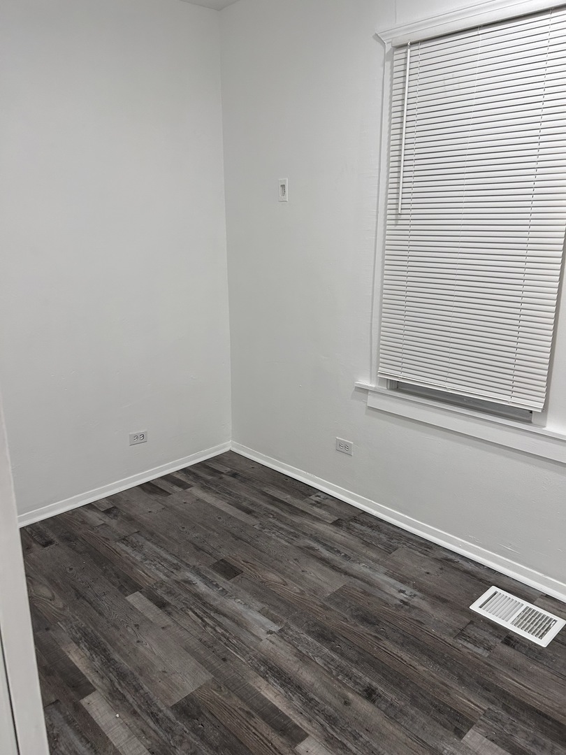 8152 S Escanaba Avenue Unit: 1