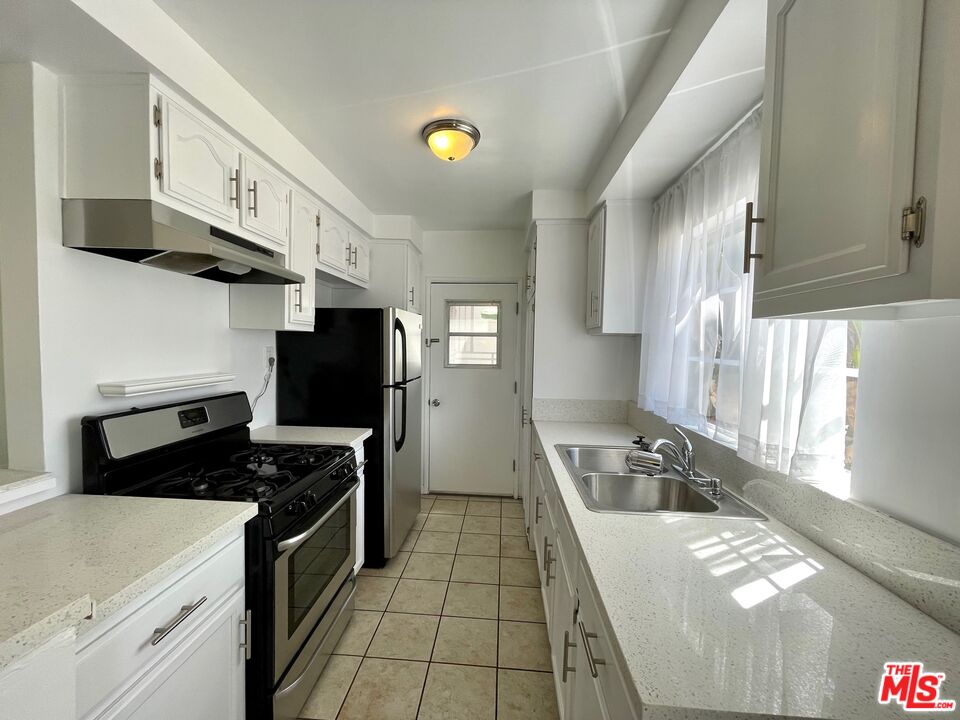 11727 MAYFIELD AVE Unit: 1