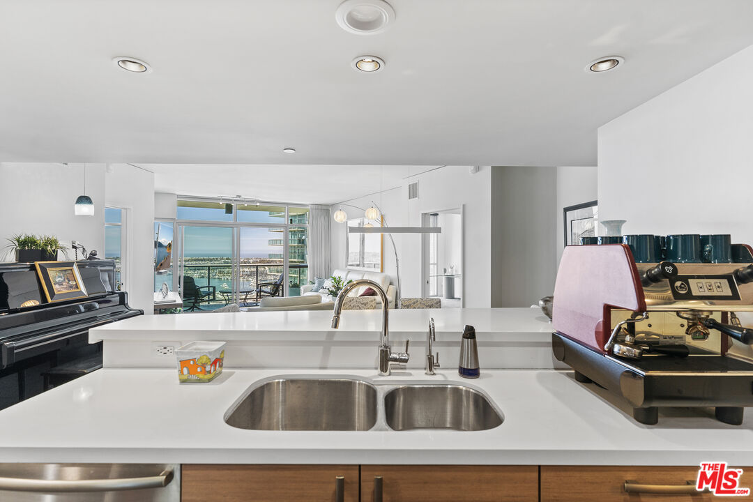 13650 Marina Pointe Dr Unit: 1604
