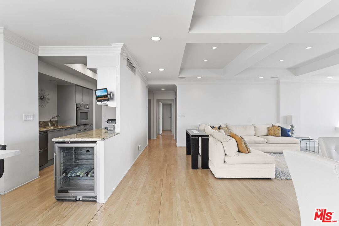 2220 Avenue Of The Stars Unit: 2005