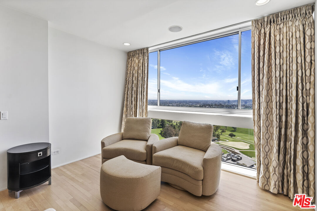 2220 Avenue Of The Stars Unit: 2005