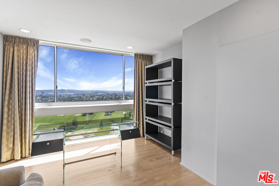 2220 Avenue Of The Stars Unit: 2005