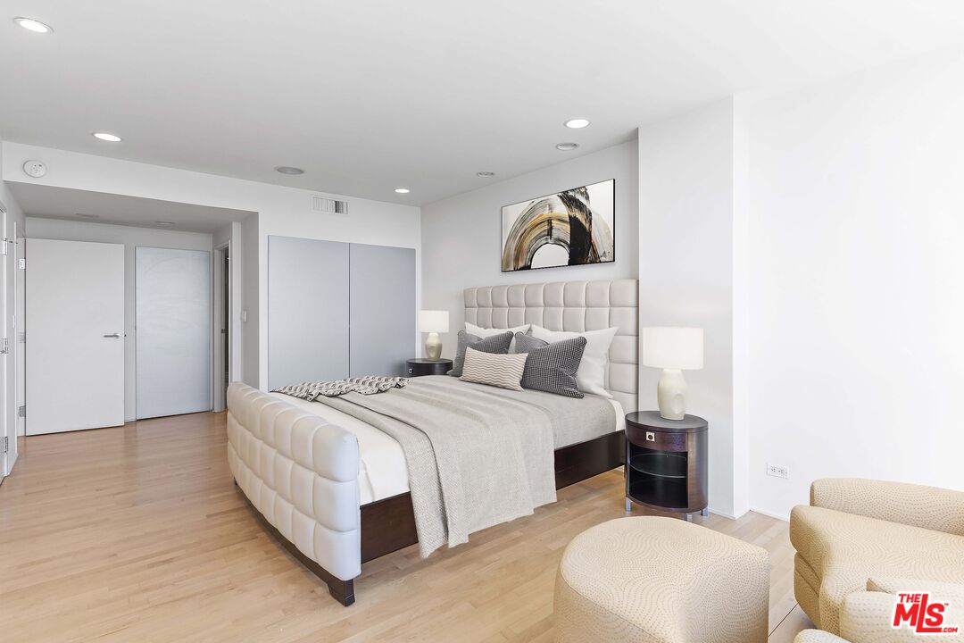 2220 Avenue Of The Stars Unit: 2005