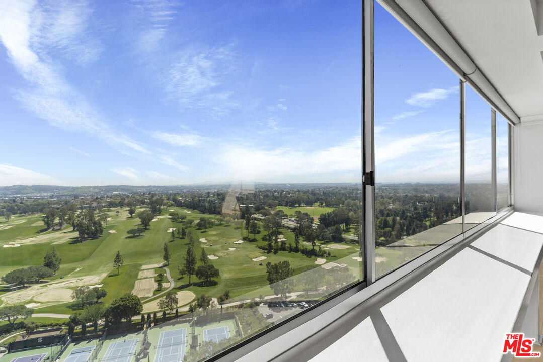 2220 Avenue Of The Stars Unit: 2005