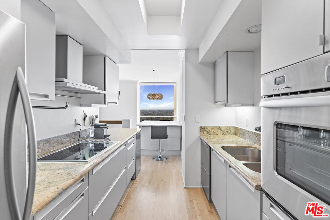 2220 Avenue Of The Stars Unit: 2005