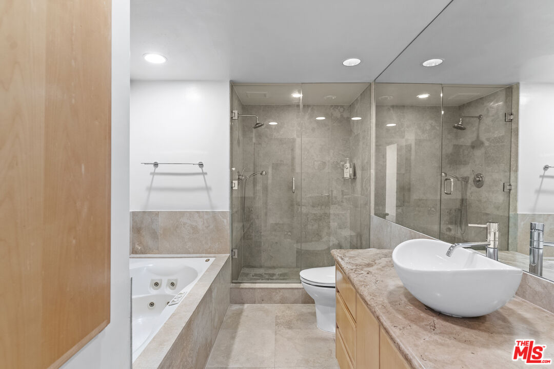 2220 Avenue Of The Stars Unit: 2005