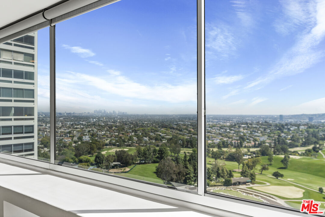 2220 Avenue Of The Stars Unit: 2005