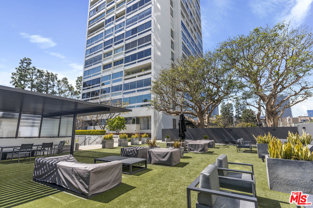 2220 Avenue Of The Stars Unit: 2005