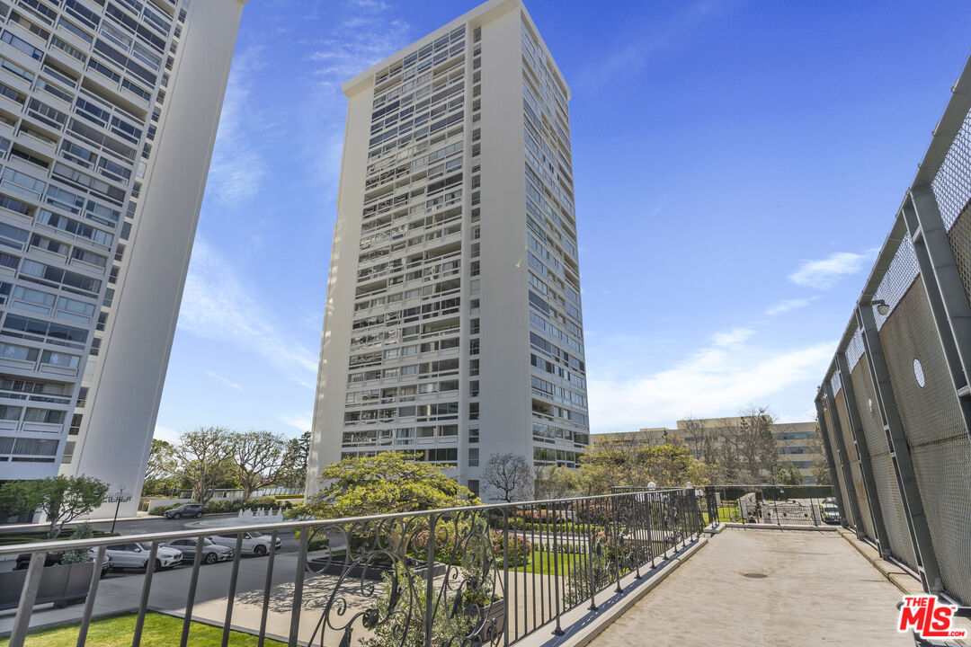 2220 Avenue Of The Stars Unit: 2005