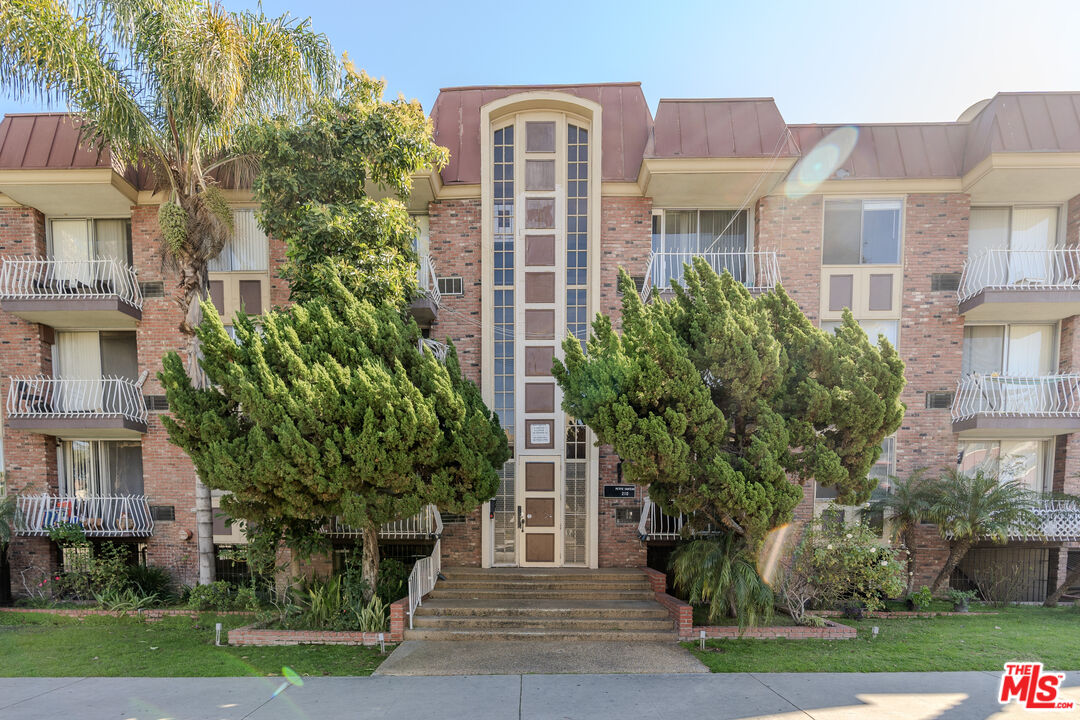 210 S La Fayette Park Pl Unit: 207