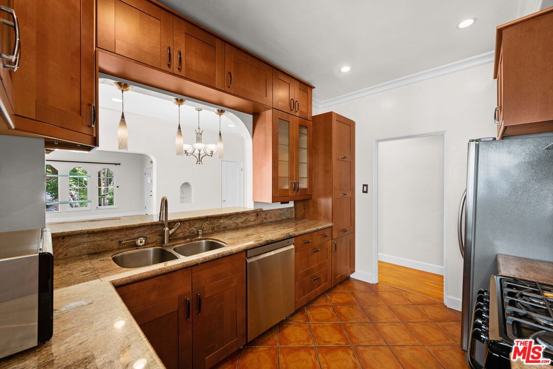 1355 S Mansfield Ave