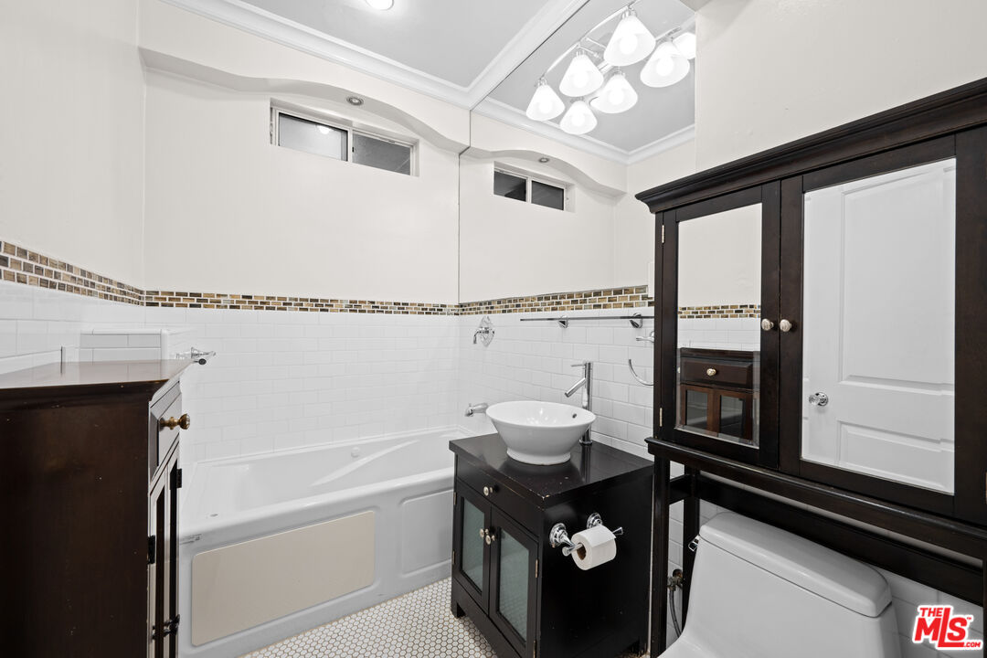 1355 S Mansfield Ave