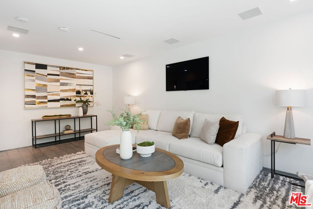 1010 N Kings Rd Unit: 106