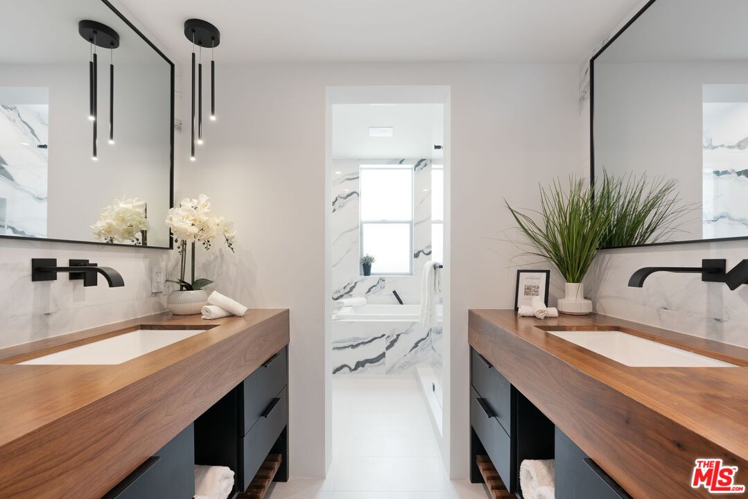 1010 N Kings Rd Unit: 106