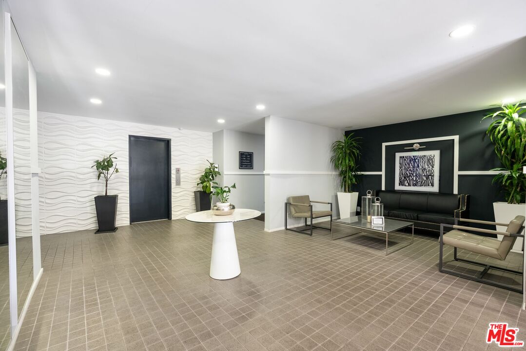 1010 N Kings Rd Unit: 106