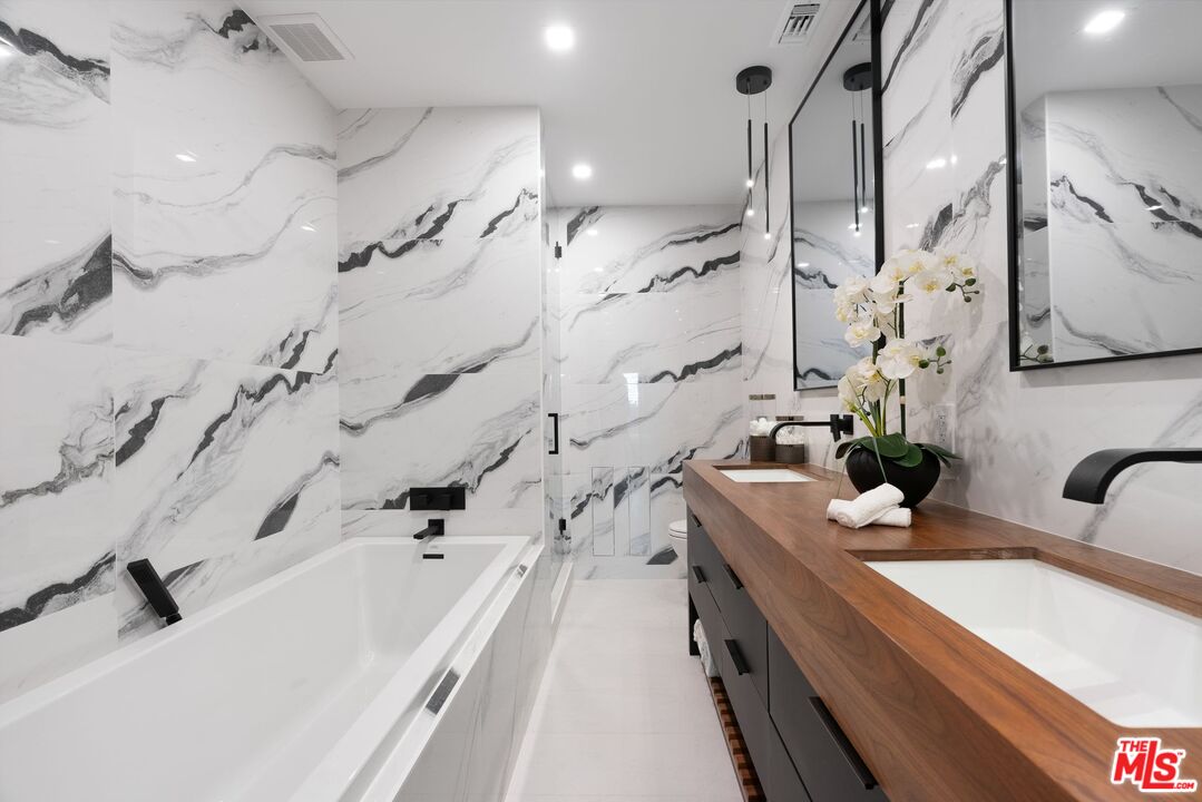 1010 N Kings Rd Unit: 106