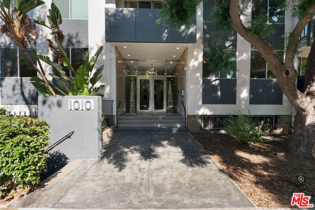 1010 N Kings Rd Unit: 106