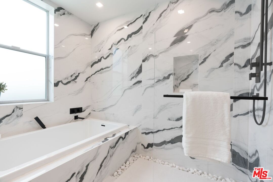 1010 N Kings Rd Unit: 106