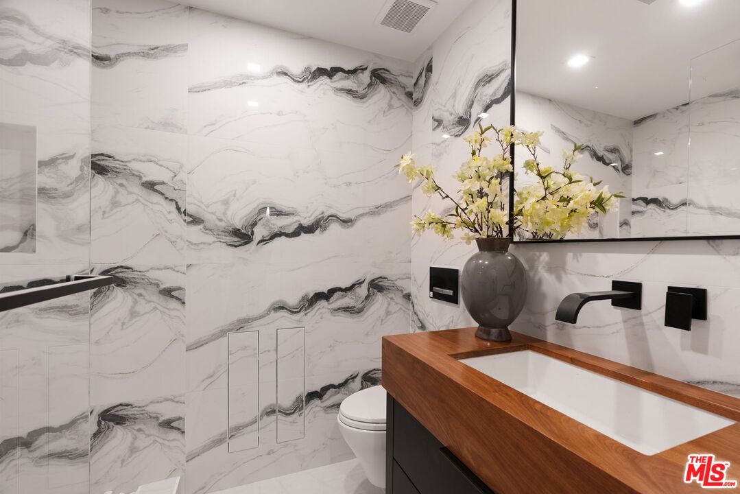 1010 N Kings Rd Unit: 106