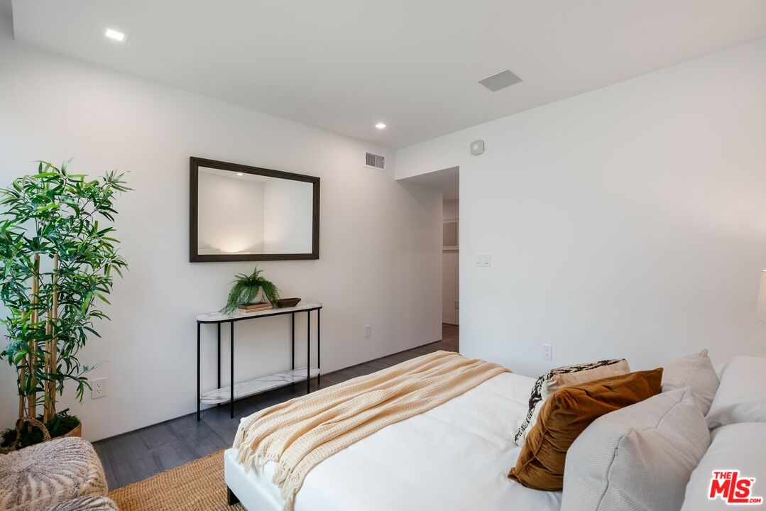 1010 N Kings Rd Unit: 106