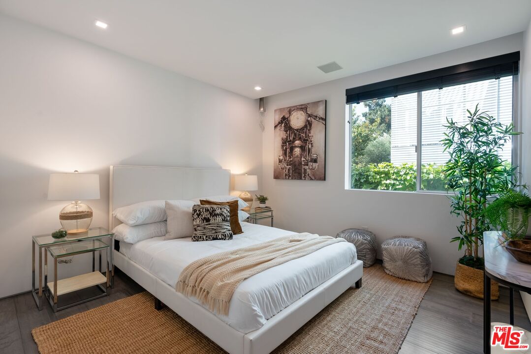 1010 N Kings Rd Unit: 106