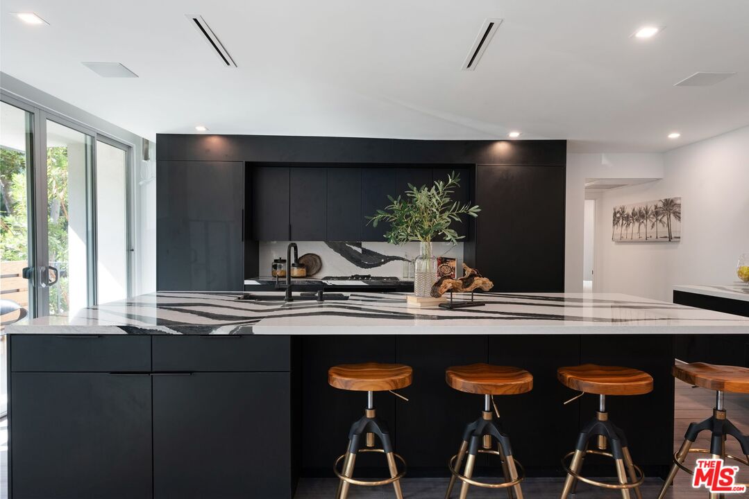 1010 N Kings Rd Unit: 106