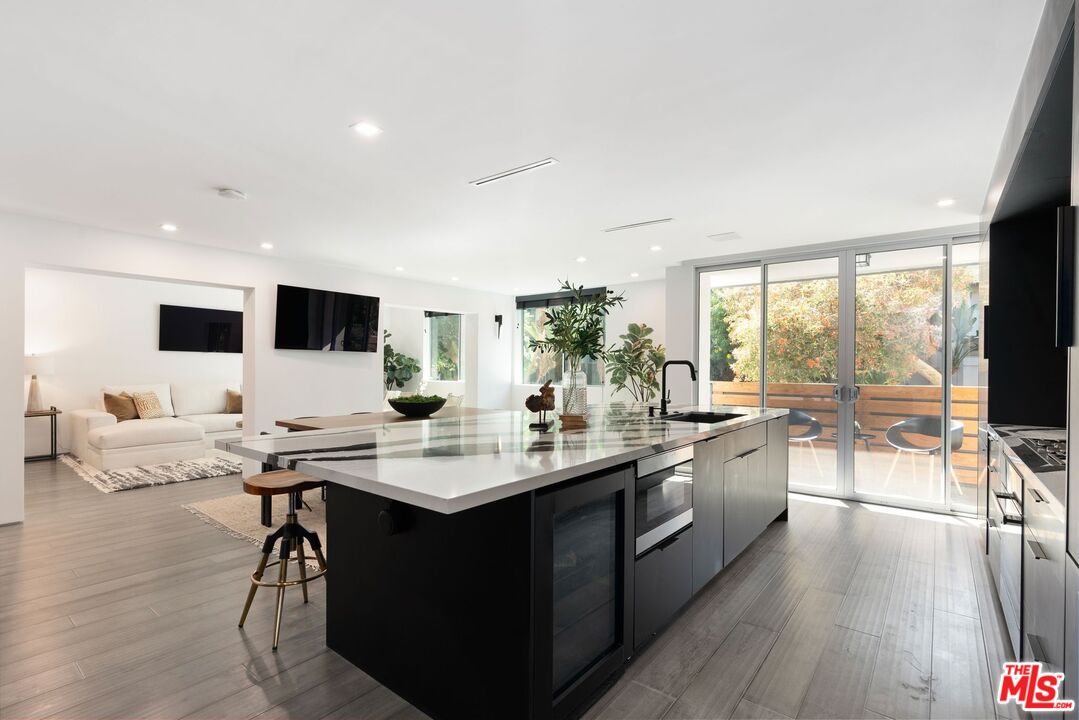 1010 N Kings Rd Unit: 106