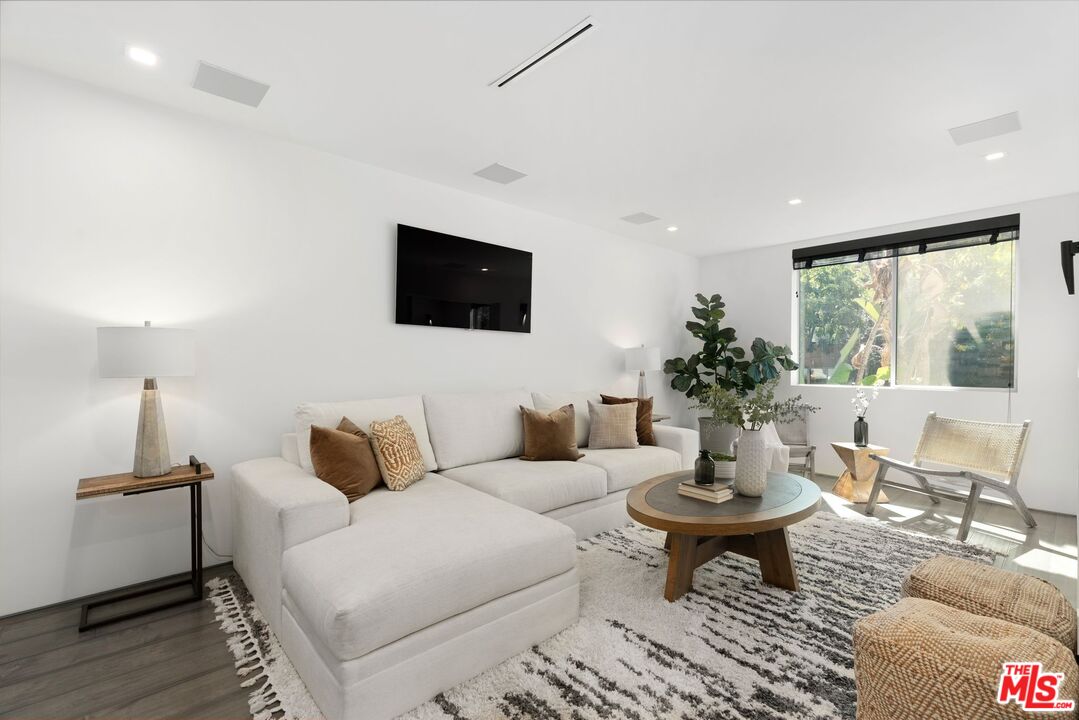 1010 N Kings Rd Unit: 106