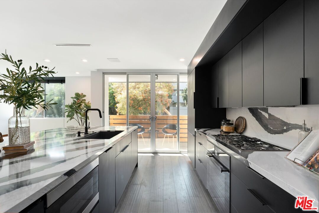 1010 N Kings Rd Unit: 106