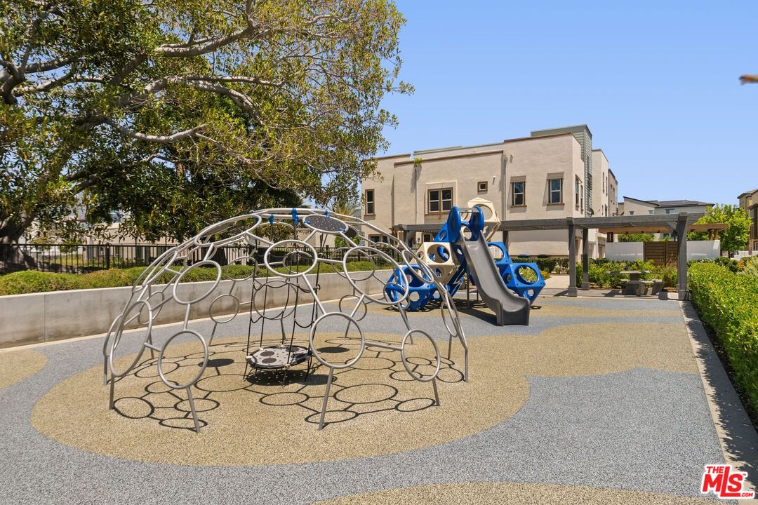 549 Daniel Freeman Cir