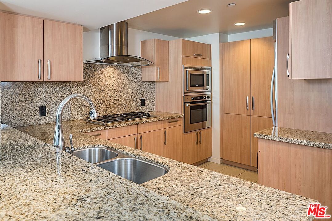 13650 Marina Pointe Dr Unit: 908