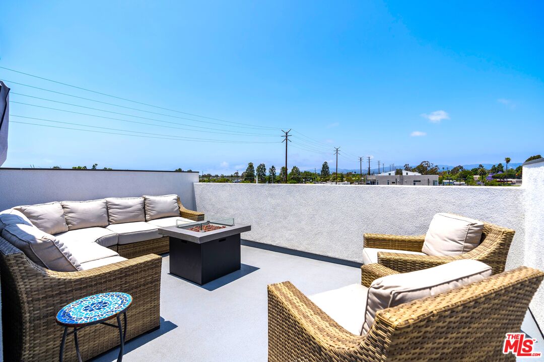 4912 S Centinela Ave
