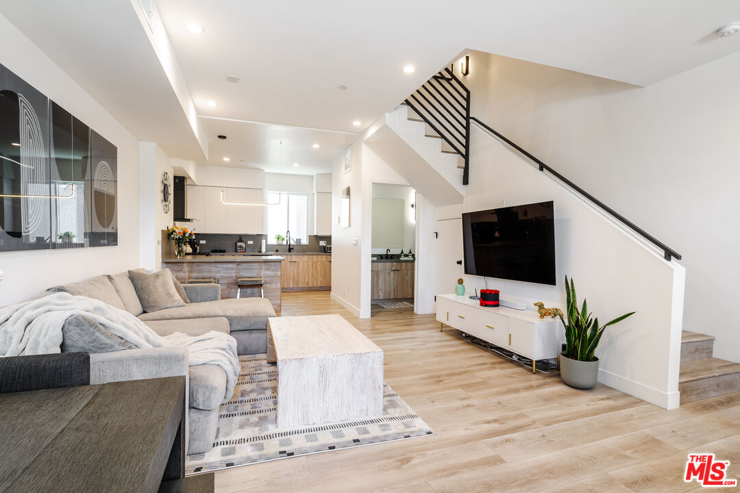 4912 S Centinela Ave