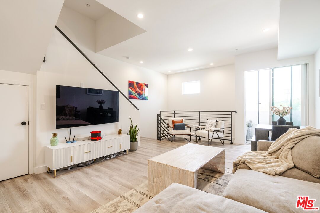 4912 S Centinela Ave