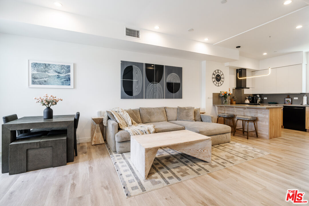 4912 S Centinela Ave