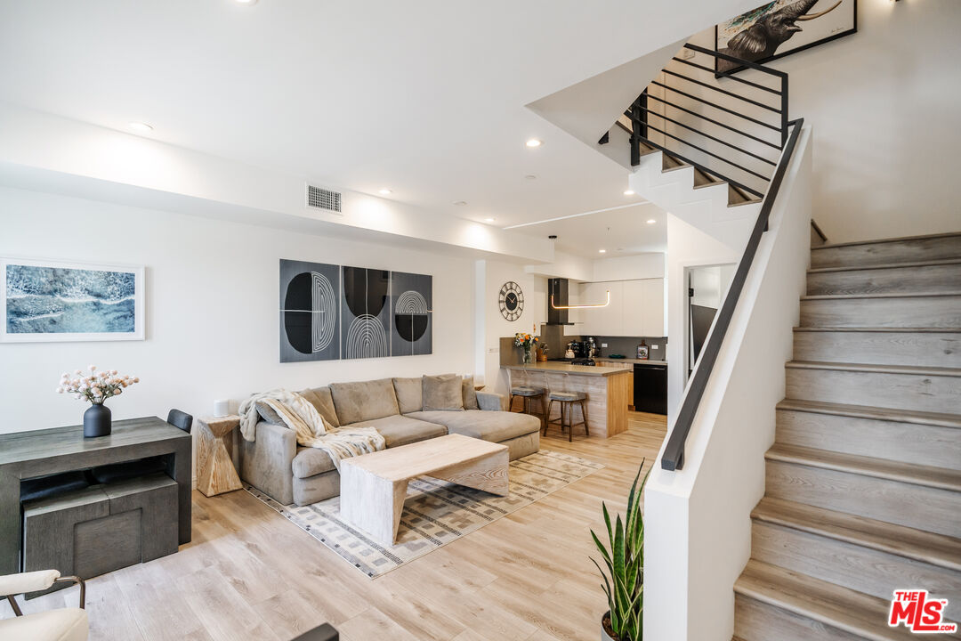 4912 S Centinela Ave