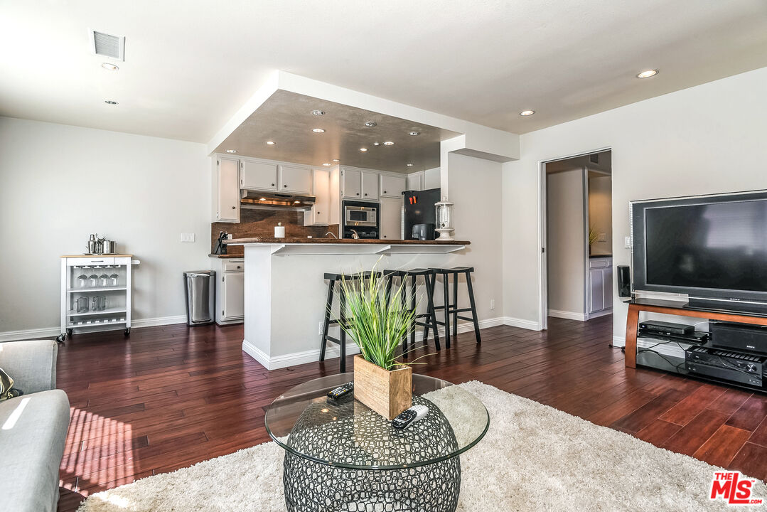 4604 GLENCOE AVE Unit: 8
