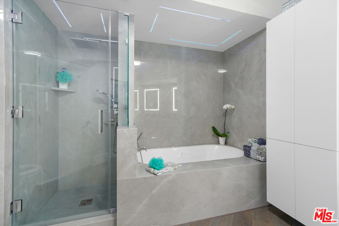 13600 Marina Pointe Dr Unit: 1702