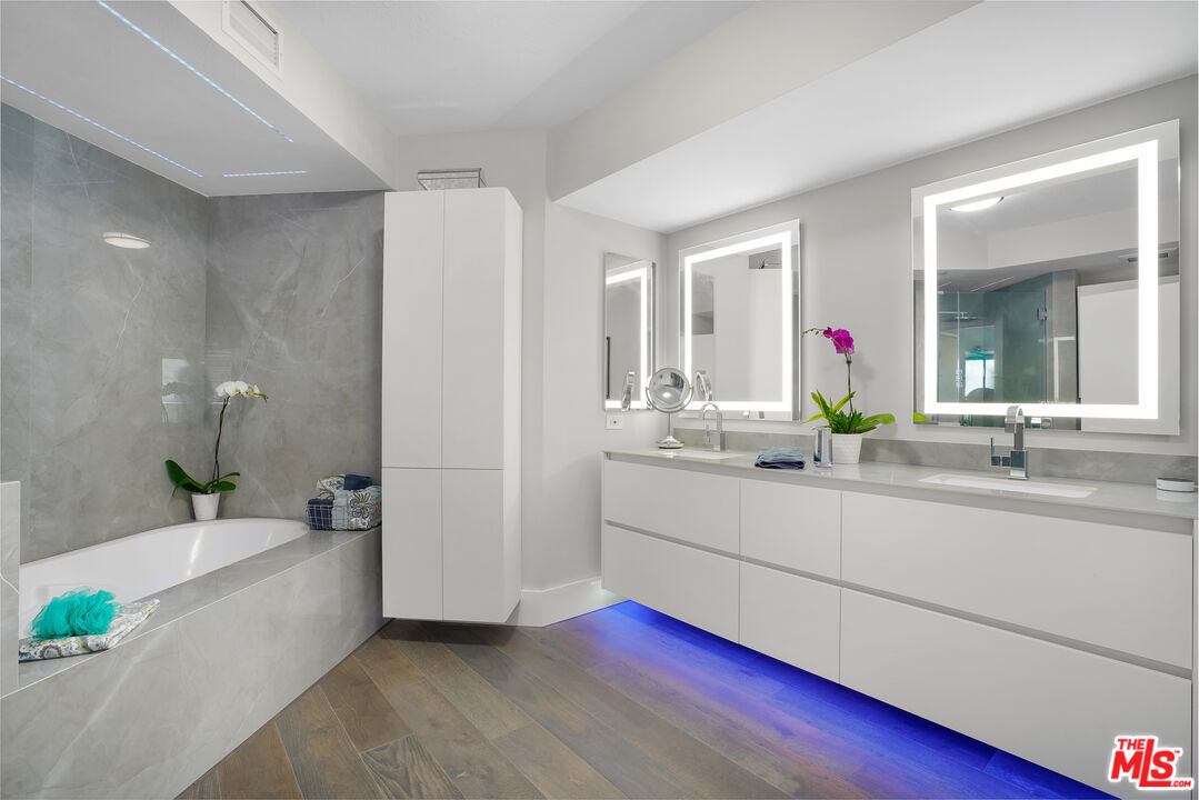 13600 Marina Pointe Dr Unit: 1702