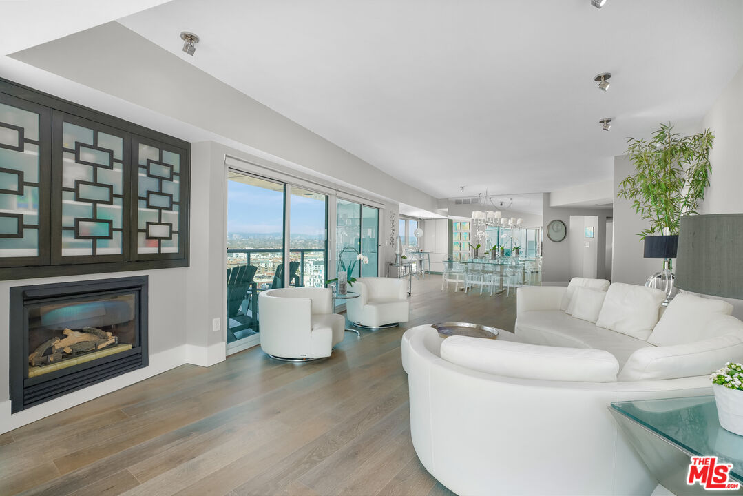 13600 Marina Pointe Dr Unit: 1702