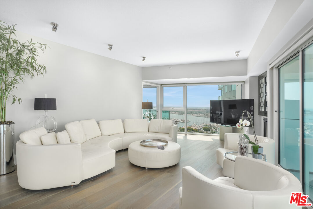13600 Marina Pointe Dr Unit: 1702