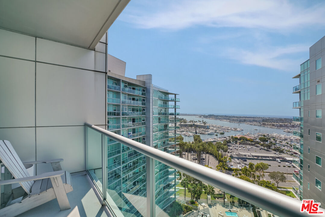 13600 Marina Pointe Dr Unit: 1702