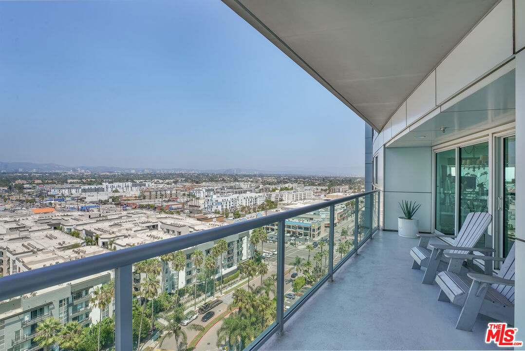 13600 Marina Pointe Dr Unit: 1702